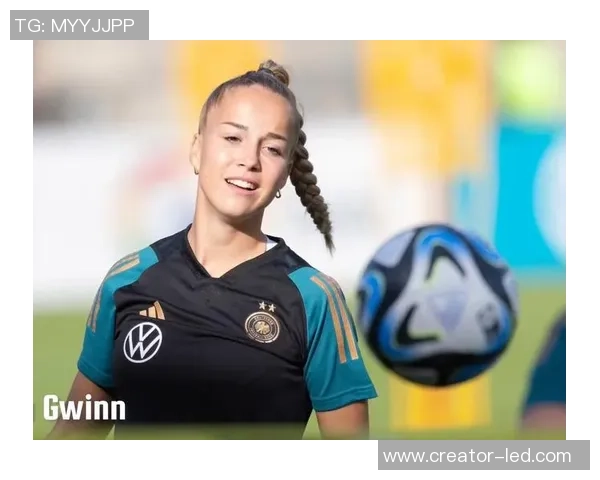 足球明星训练穿搭大曝光 球场外的时尚风采与运动潮流趋势