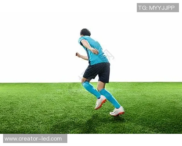 足球高颜值男球星正脸特写，展现阳光魅力与运动风采